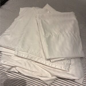 Luxury White Bedding Sheet Set
Washed once, never used.
Microfibre sheets king